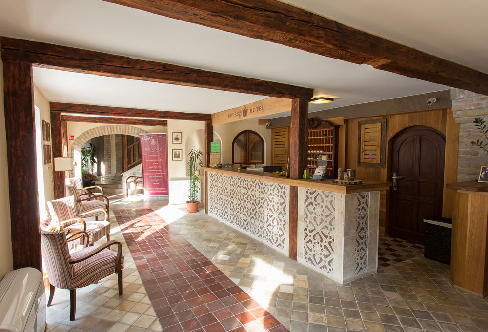 Revesz Hotel, Restaurant And Rosa Spa เยอร์ ภายนอก รูปภาพ
